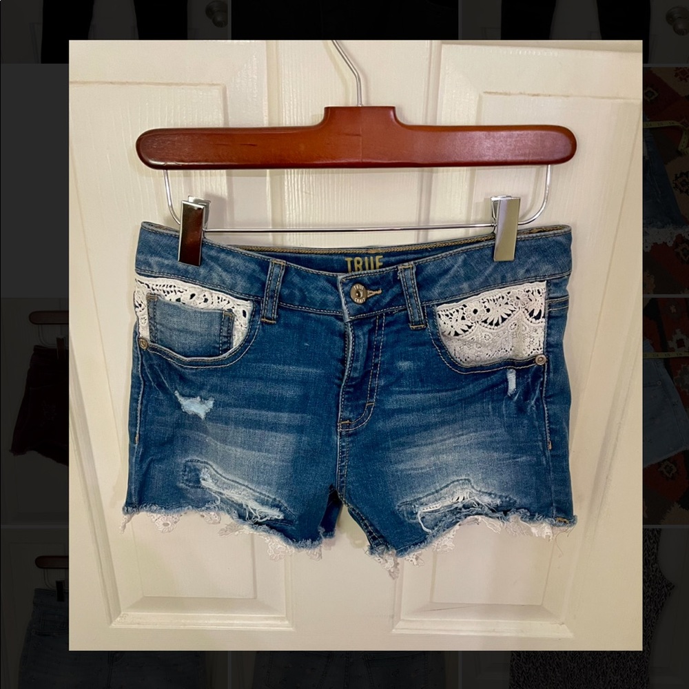 Jean shorts with lace accents